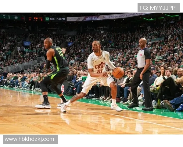 加兰突破上篮不中 阿伦跟进补篮得手 加兰突破上篮不中 阿伦跟进补篮得手